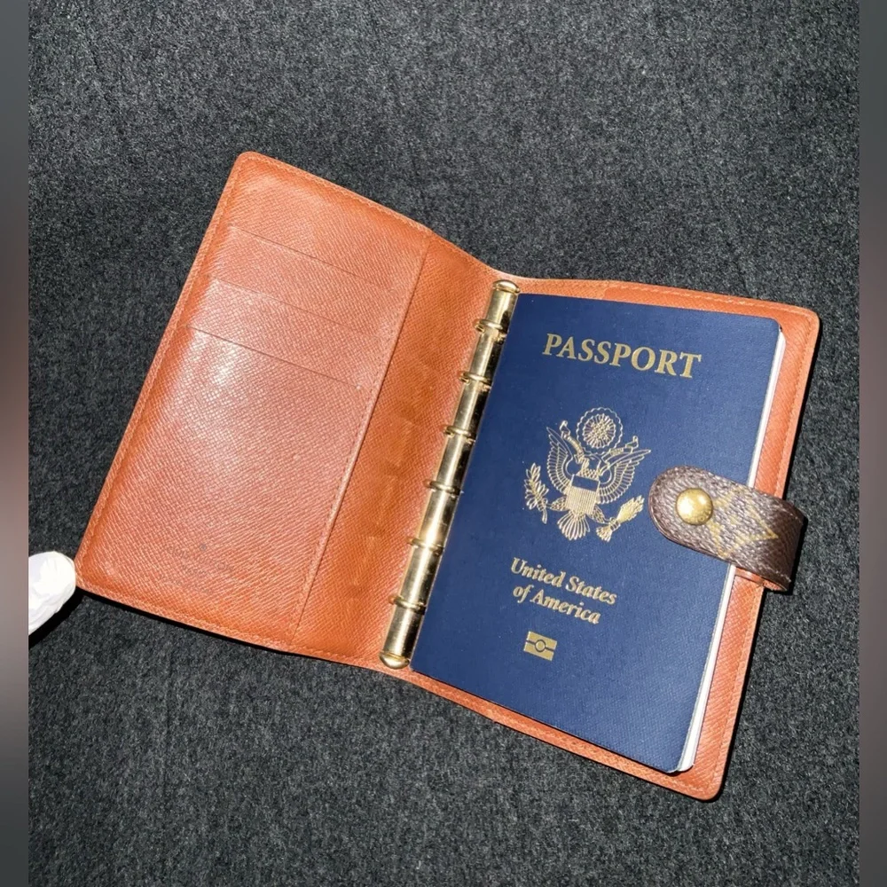 ✅AUTHENTIC LV AGENDA PM PASSPORT HOLDER - Picture 4 of 12